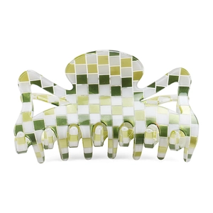 Vue détaillée du motif en damier vert et blanc sur une grande pince à cheveux