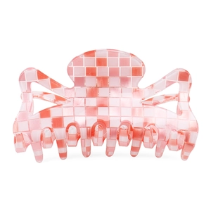Détail d'une pince à cheveux à carreaux rose et blanc avec une finition brillante