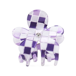 Dettaglio di un fermaglio per capelli floreale in PVC con motivo a scacchi viola e strass chiaro