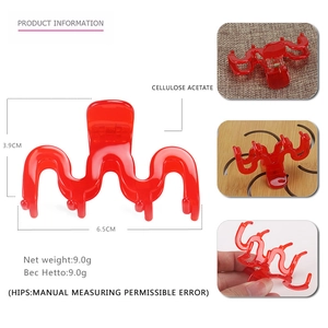 Dettaglio della molletta per capelli ondulata rossa da 6,5 cm in acetato di cellulosa con misure