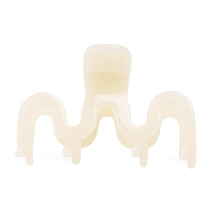 Elegante pinza per capelli a onde in acetato di cellulosa crema per donne su sfondo bianco
