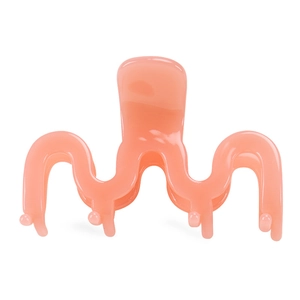 Dettaglio molletta per capelli rosa pesca in acetato con finitura lucida effetto jelly