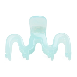 Dettaglio della molletta per capelli a onde blu chiaro in acetato con finitura in resina