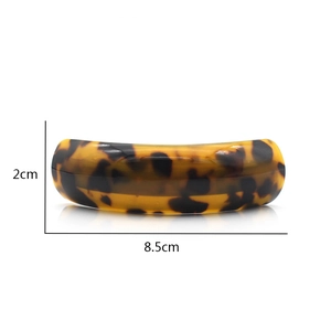 Detail view of leopard print hair clip showing 8.5cm length and glossy amber texture