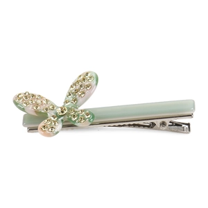 Dettaglio della clip per capelli a farfalla con strass e texture acetato rosa e verde