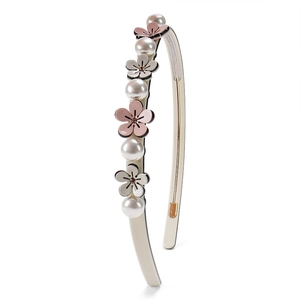 Französischer Acetat-Haarreif mit Perlen und Blumen für Damen auf weißem Hintergrund