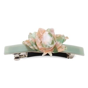 Makro-Detail der Acetat-Blumen-Haarspange mit rosa-grüner Marmorierung und Strass
