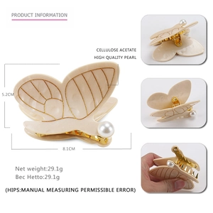 Pince à cheveux papillon élégante en acétate crème avec perle et détails dorés