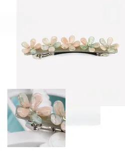 Détail d'une pince à cheveux en acétate de cellulose à fleurs avec strass