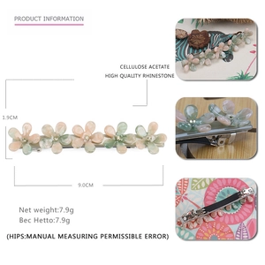 Détail de la barrette à fleurs en acétate avec dimensions 9,0 cm et pince à ressort