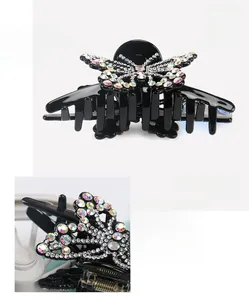 Vue détaillée d'une grande pince à cheveux en acétate avec un papillon en strass