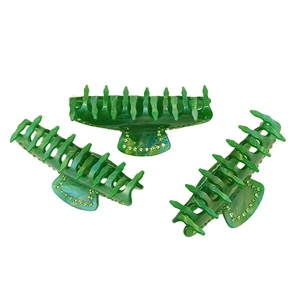 Pinza per capelli verde effetto marmo con strass color smeraldo vista da tre angolazioni