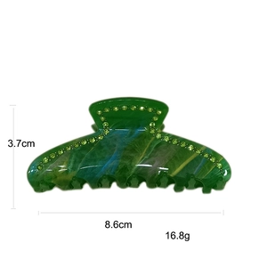Pinza per capelli in acrilico effetto seta verde con motivo marmorizzato e strass