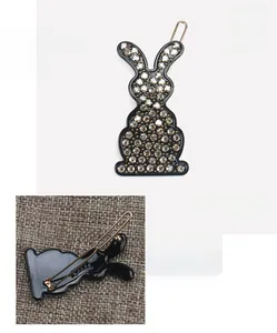 Détail de la pince à cheveux lapin 5,5x2,5cm en acétate noir avec strass et base dorée