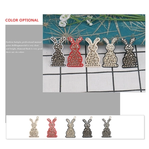 Détails des barrettes lapin avec strass étincelants en noir, rouge et couleur champagne