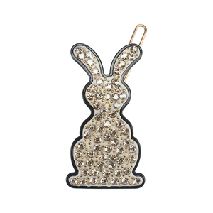 Gros plan détaillé d'une pince à cheveux lapin ornée de strass couleur champagne