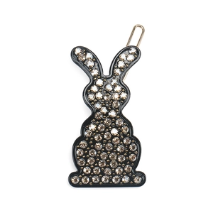Détail de la pince à cheveux lapin avec cristaux champagne et attache en métal doré