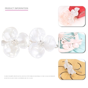 Elegant white flower hair clip set with resin petals and rhinestones in a gift box