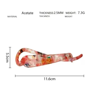Barrette banane en acétate rose terrazzo de 11,6 cm de long et 2,5 mm d'épaisseur en détail