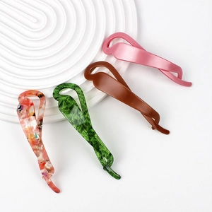 Pince à Cheveux Torsadée en Acétate Doux Pince Banane Géométrique Minimaliste pour Femme Accessoires de Coiffure à Texture de Marbre
