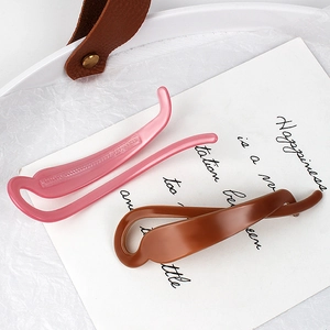 Barrettes banane roses et marron au design minimaliste courbé pour coiffure féminine