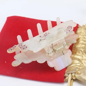 Pince à cheveux élégante en acétate marbré rose pâle avec papillon en strass