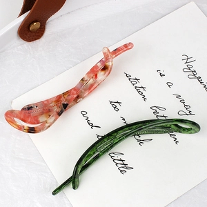 Barrettes à cheveux élégantes en acétate marbré rose orangé et vert foncé à motif floral