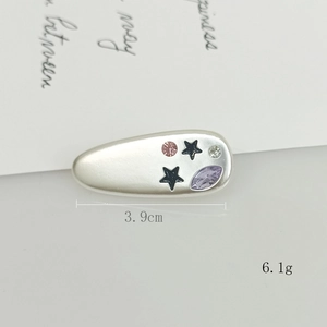 Dettaglio del fermaglio ovale argento opaco con pietre di zircone e dimensioni del prodotto