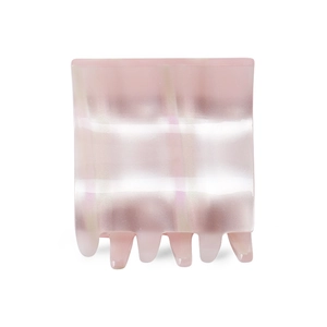 Détail de la pince à cheveux carrée avec texture nacrée à rayures roses et blanches