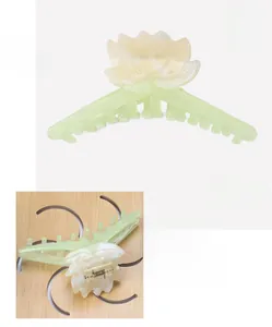 Vue détaillée de la pince à cheveux lotus avec dimensions 10,2x4,5 cm et poids de 22,5 g