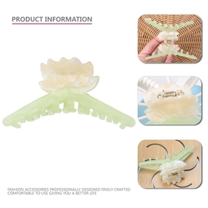 Détail de la pince à cheveux lotus en acétate montrant le mécanisme du ressort et la texture