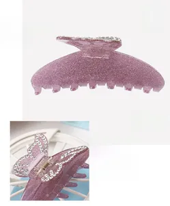 Vue détaillée de la pince à cheveux papillon en acrylique avec paillettes violettes