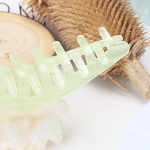 Détail d'une pince à cheveux vert menthe en acétate translucide avec dents polies