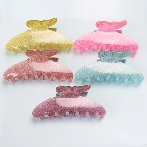 Détail de 5 pinces à cheveux papillon en acrylique pailleté avec diverses couleurs vives