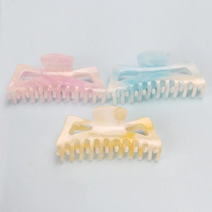 Trois grandes pinces à cheveux marbrées rose, bleue et jaune avec finition pailletée