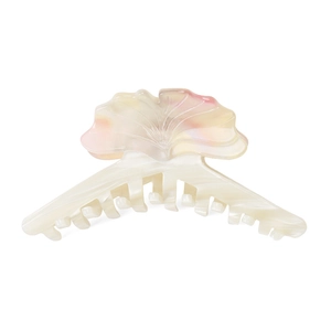 Détail de la grande pince à cheveux en feuille de ginkgo avec dégradé rose et jaune nacré