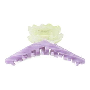 Détail macro d'une grande pince à cheveux lotus en acétate, pétales verts et base mauve