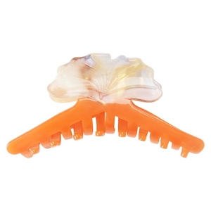 Détail de la grande pince à cheveux en acétate avec décor en nacre orange brillant