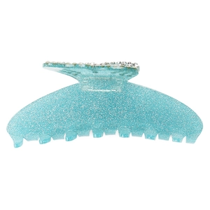 Détail de la pince à cheveux papillon bleu pailleté avec strass et texture acrylique