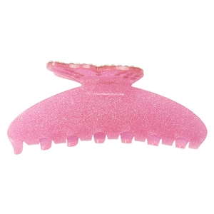 Détail de la pince à cheveux papillon en acrylique rose avec paillettes et texture claire