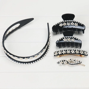 Detailliertes Set schwarzer Haarschmuck mit weißen Blumenmotiven und Perlenbesatz