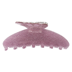 Détail de la pince à cheveux papillon en acrylique rose pailleté avec strass et dents multiples