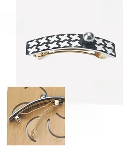 Detail view of acetate houndstooth hair clip with grey pearl and 8.9x2.3cm dimensions