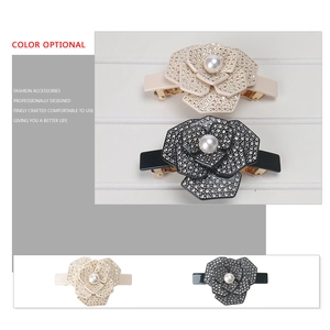 Barrettes camélia élégantes avec strass et perles centrales en noir et crème