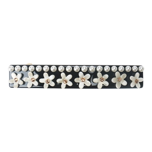 Detail von elegantem rechteckigem Haarclip mit weißen Perlen und Blumenmotiven aus Muschel