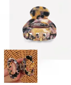 Vista dettagliata della mini clip per capelli in acetato con motivo tartarugato viola