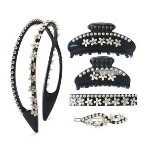 Fünfteiliges schwarzes Haarschmuck-Set mit weißen Blumenmustern und Perlenverzierungen