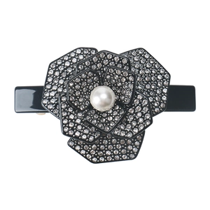 Barrette camélia noir élégante avec strass scintillants et perle centrale délicate