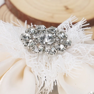 Gros plan de strass en cristal étincelants sur une barrette en dentelle blanche élégante