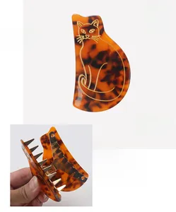 Détail de la pince à cheveux chat en acétate avec motif écaille et ressort interne